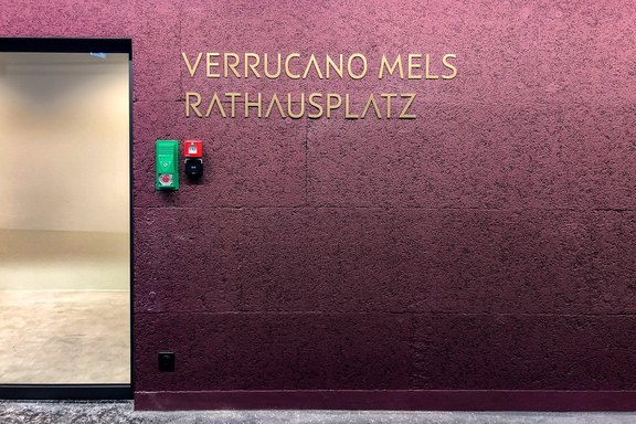 Messingflachschrift in der Tiefgarage Flachschrift_TG.jpg