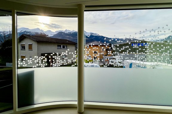 Glasbeschichtung als Sichtschutz und Dekorelement Tschütscher_Zahnärzte_Glasbeschrichtung_geschnitten.jpg