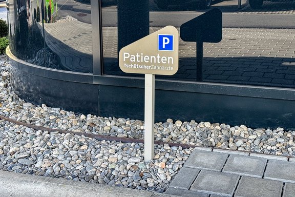 Parkplatzschilder auf Ständer Tschütscher_Zahnärzte_Parkplatzschild.jpg