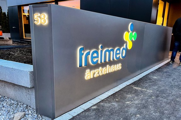 Freimed - Leuchtreklame Pylon und Leuchtreklame