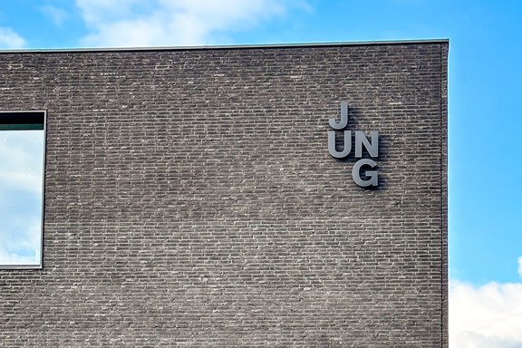 Jung Architektur - Fassadenanschrift mit Leuchtbuchstaben Leuchtschrift, Leuchtelemente