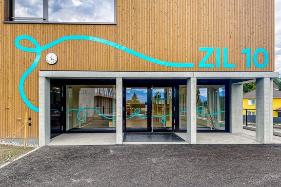 Zil 10 - Schulbeschriftung von aussen Schulbeschriftung, Sonderanfertigung, Grafische Elemente, Alu