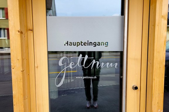 Gettnuu - Türbeschriftung Türbeschriftung, Milchglas, Ätzeffekt