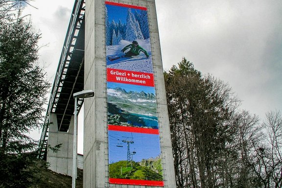 Pizol Bahnen - Liftturm Banner verspannt Pizol_Wangs_Turmlift_Werbebanner.jpg
