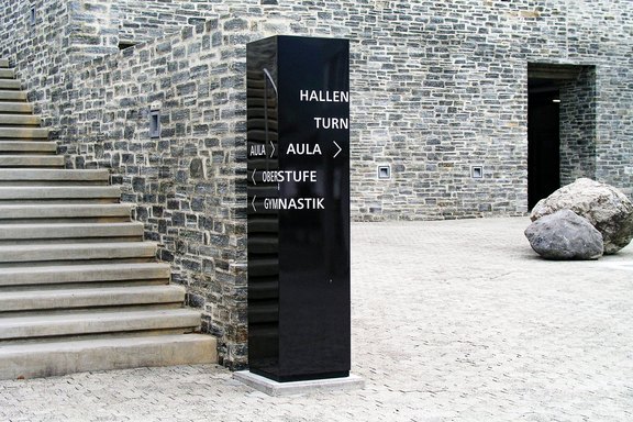 OZ Flös - Quaderstele Stele, Signalisation, Quaderstele