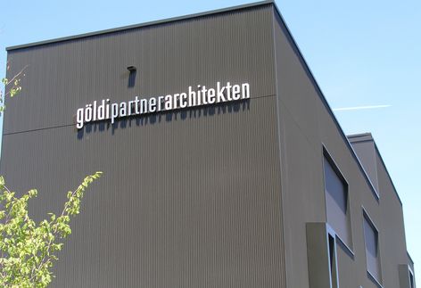 Göldi Partner Architektur Fassadenbeschriftung leuchtend