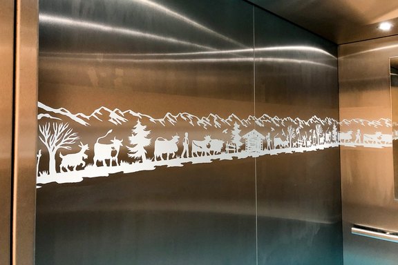 Liftbeschriftung im Schärenschnittstil Liftbeschriftung, Kleber, weiss, geschnitten