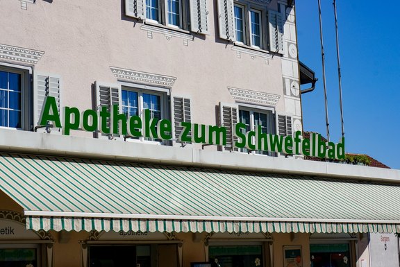 Apotheke zum Schwefelbad - Leuchtschrift bei Tag Licht, Schrift, auffallend, grün