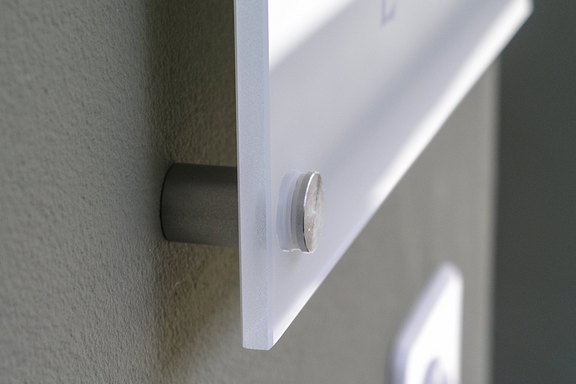Dr. Thomas Rosner - Acryl Hinweisschild Detailansicht Wandmontage, Dekofix, Abstandhalter