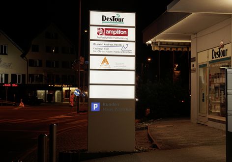 Übersichtspylon mit LED- Beleuchtung