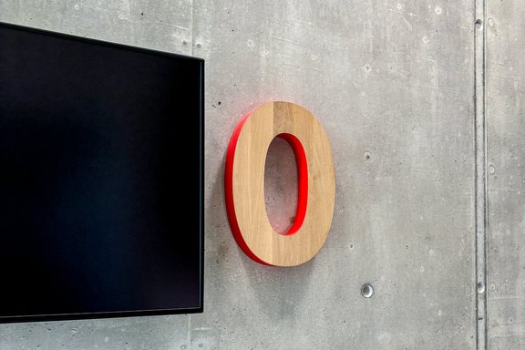 Rathaus Freienbach - Stockwerkbeschriftung Holzbuchstaben, Zargen, rot, Design