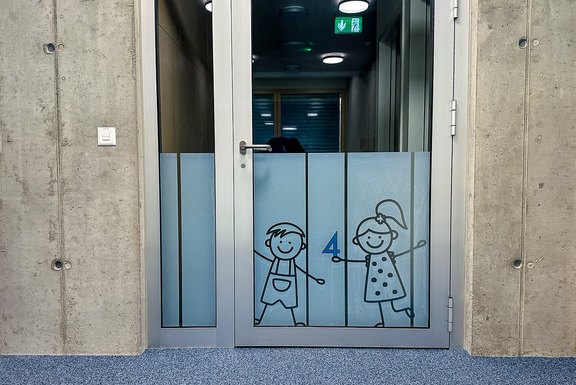 Kindergarten, Glasbeschichtung dekoratiever Sichtschutz