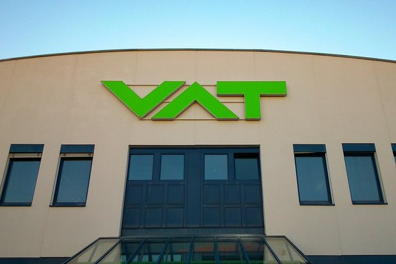 VAT - Leuchtbuchstaben an Fassade XXL Leuchtschrift, LED, Lichtmittel