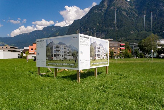 Hocus Pocus Bauwerbung Iramali Balzers Baureklame, Druckwerbung, Bautafeln, Neubauausschreiben, Baustellenwerbung