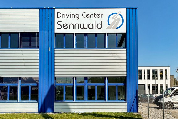 Driving Center Sennwald - Gebäudeanschrift Aluminium-Verbund Tafel, Werbung, UV-Direktdruck