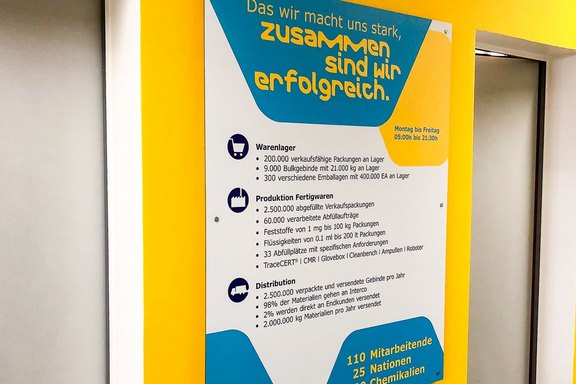 Informationstafel im Innenbereich Merck_Hinweistafel.jpg