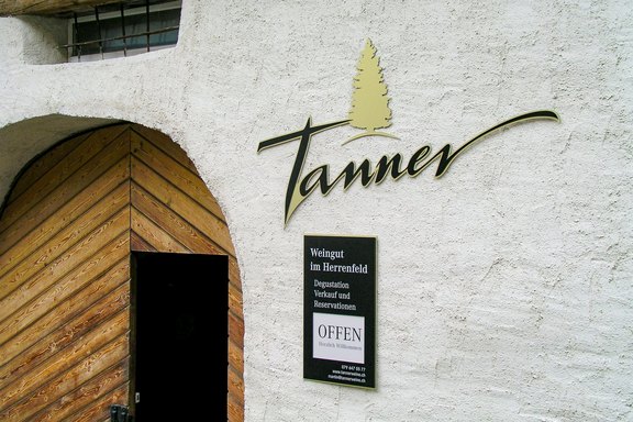 Weingut Tanner - Anschrift Fassaden, CNC Fräse, bedruckt, Spezialform