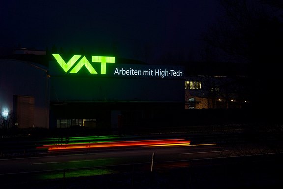 VAT - Leuchtschrift bei Nacht Nachtwirkung, Texte, Logo, leuchtend