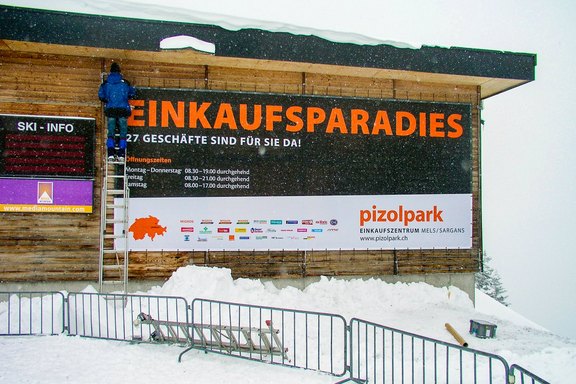 Pizolpark - Megabanner verspannt an Stahlseil Montage, Stahlseil