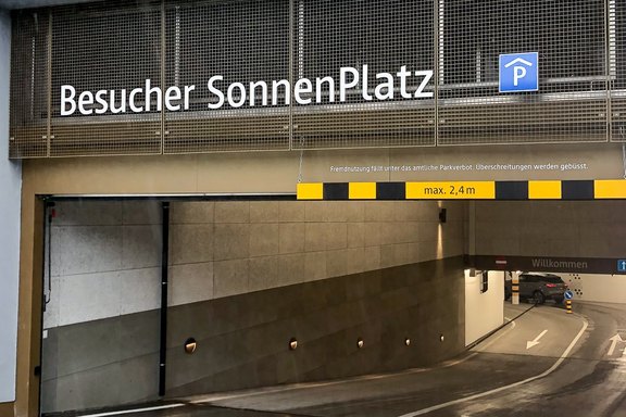 SonnePlatz Triesen - Tiefgaragen Anschrift Tiefgaragen Anschrift, wegweisend, Hinweisschild