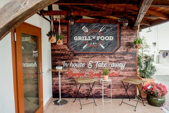 Grill n Food - Fassadenverkleidung Restaurantwerbung, Platten, bedruckt, UV-Direktdruck