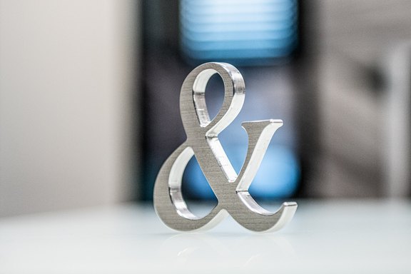 Aluminium Schrift gefräst Aluminium, geschliffen, gefräst, Reliefschrift