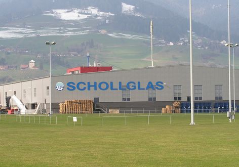 Schollglas - Flachschrift mit Abstand an Fassade montiert